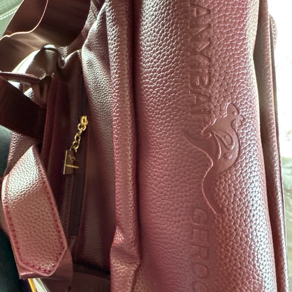 kangaROOS Burgundy Backpack with Gold Accents Brand New!!๐ฅ๐ฅ๐ฅ๐ฅ๐ฅ - Picture 4 of 12